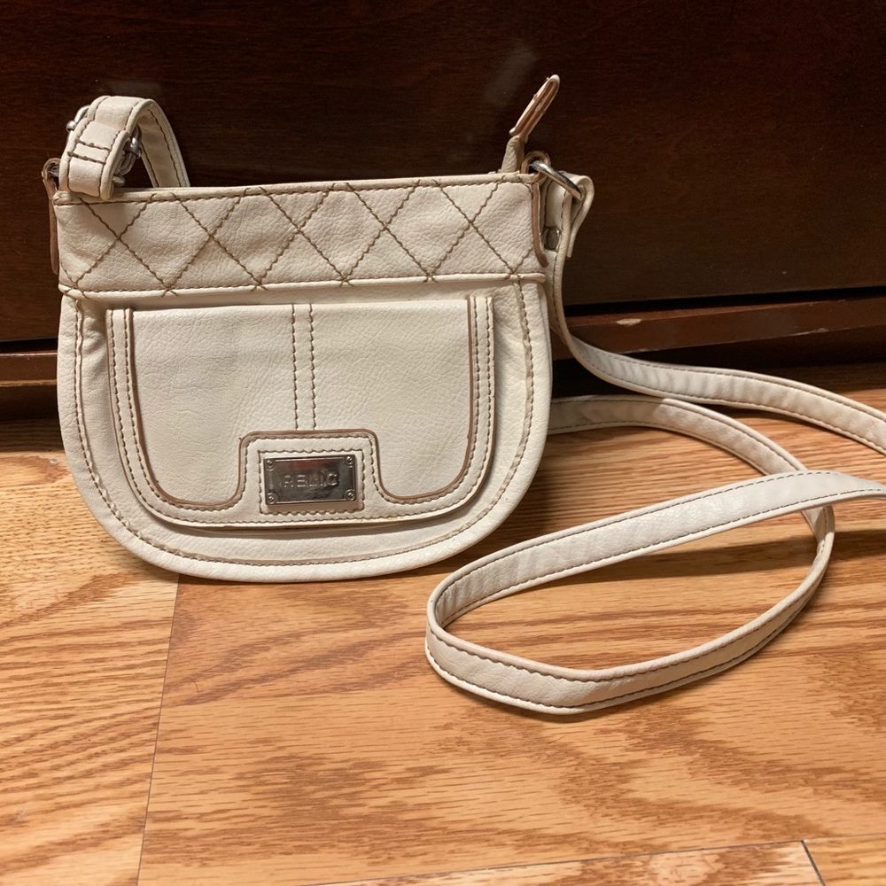 Small cream relic purse.